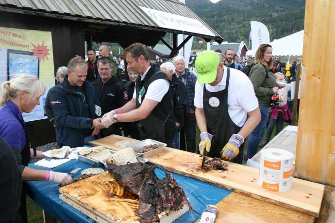 Villmarkskokk og matformidlar Svein Jæger Hansen til Skogtunet for å partere og skjere ned reinsdyr
