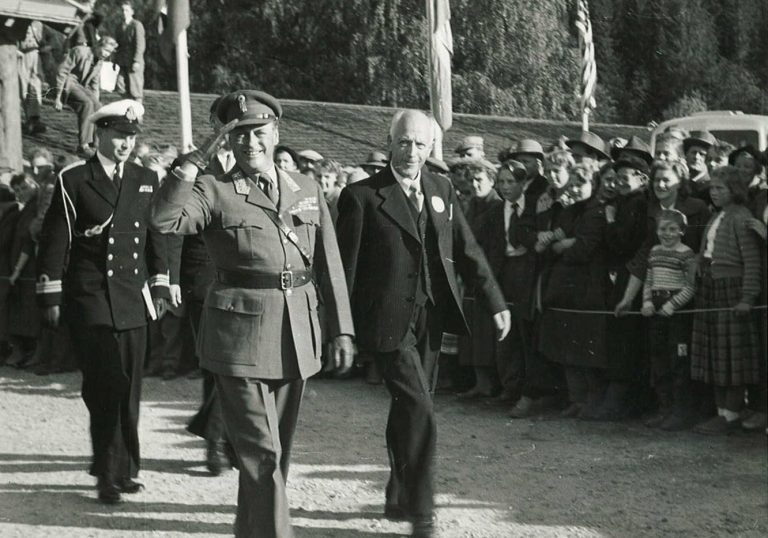 Kronprins Olav besøkte jubileet på Dyrsku'n i 1956