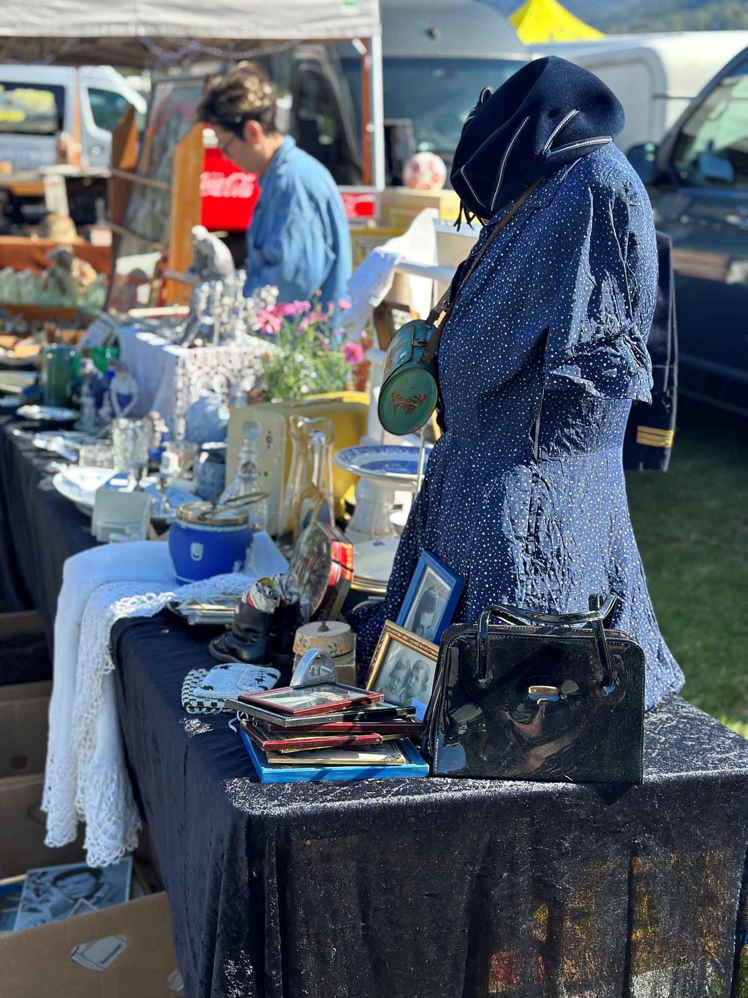 Gjenbruksmarknad kjole og div ting på et bord