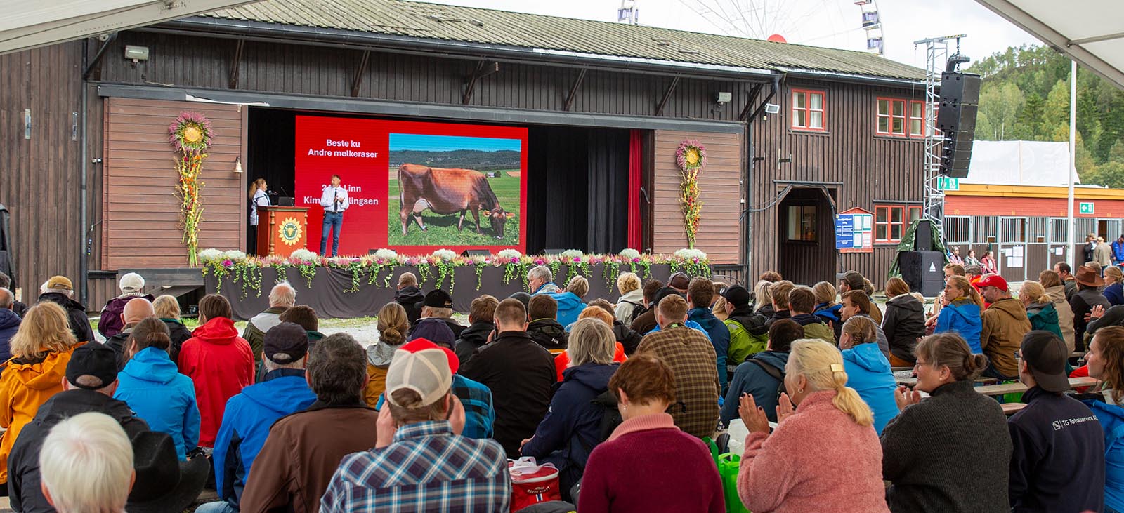 Utdeling av priser husdyr fra hovedscenen. Foto Mona B. Kasin.