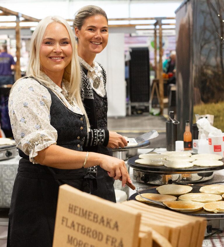 Utstillere i matteltet. Foto: Mona B. Kasin.