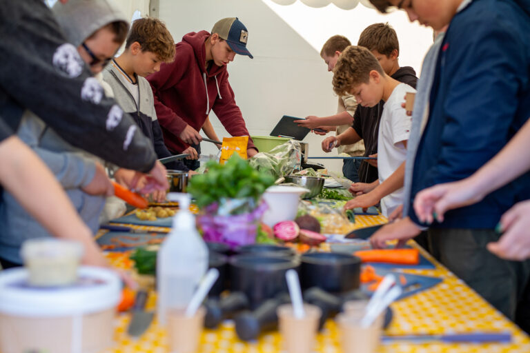 Barn som lager mat med Geitmyra