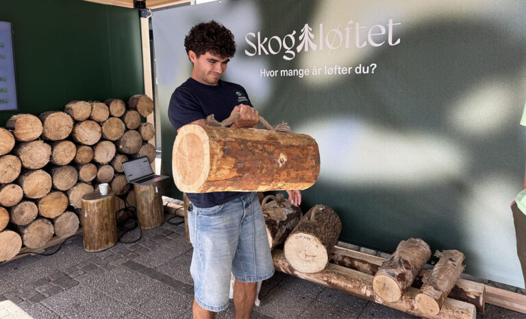 Emil Vasstrand testet hvor mange år han kunne løfte under skognæringens Skogløft på Arendalsuka. Nå får publikum på Dyrskun muligheten. Foto: Maren Rønning