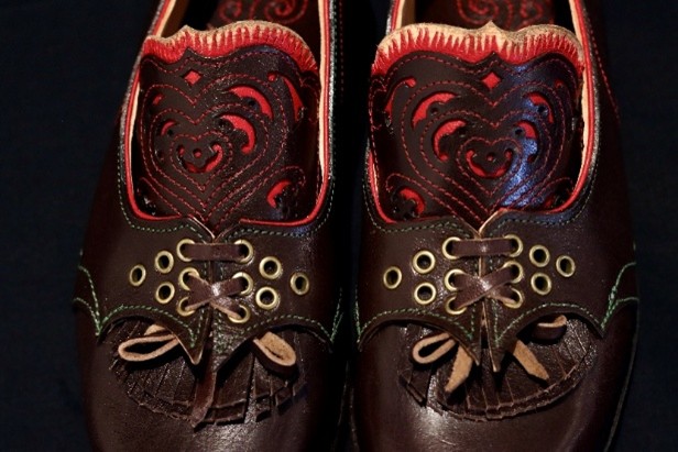 Stimuleringsprisen i 2024 gjekk til eit fyrstepremiearbeid i kategorien Tekstil i klasse Open klasse. Dufsesko av Dina Harkmark Lie. Foto: Anne-Lise Surtevju, VTM. 2024.