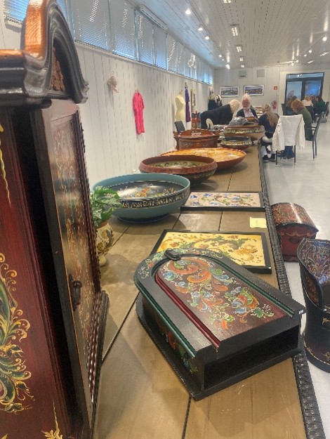 Rosemålingsdommarane i 2025 hadde mange arbeid å vurdere.Gruppa bestod av eit svært erfarent panel med til saman over hundre års utøvande erfaring. Foto: Evelyn Utigard