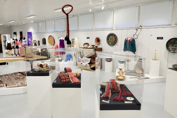 Tevlingsbidraga vert utstilt i ei stor utstilling som kan besøkast i Hall B på Dyrsku'n. Vest-Telemark Museum er kuratorar for utstillinga. Foto: Anne-Lise Surtevju, VTM