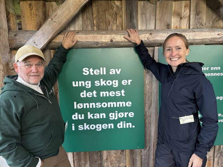 Simon Thorsdal, direktør for bærekraft og samfunnskontakt i FramTre og Ingrid Knotten Haugberg, fagsjef skog og utmark hos Statsforvalteren i Vestfold og Telemark. Foto: FramTre