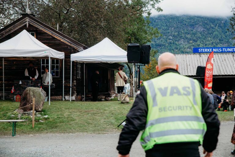 Vakt på Dyrskun. Foto Mona B. Kasin