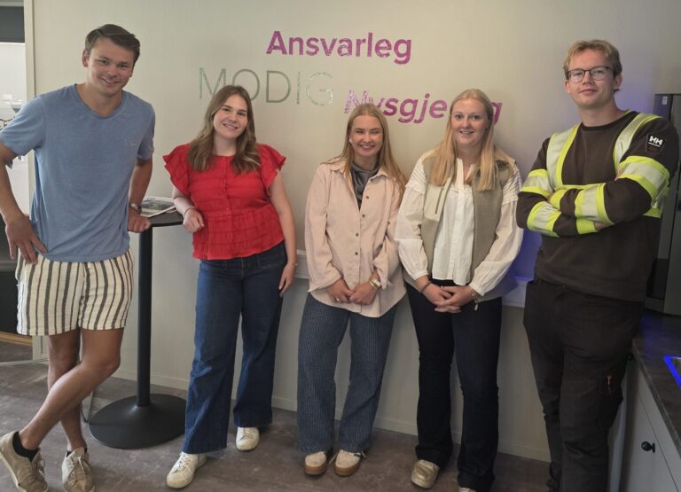 Dyrsku’n Ung hadde sitt fyrste møte i Seljord i august. Frå venstre: Sondre Taraldlien Hopland (24) frå Fyresdal; Siri Sjørholt (24) frå Skotfoss, Skien; Maria Skretting (25) frå Jæren; Sigrid Midtbø (18) frå Bø i Midt-Telemark, Bjønn Lønnestad (22) frå Seljord.