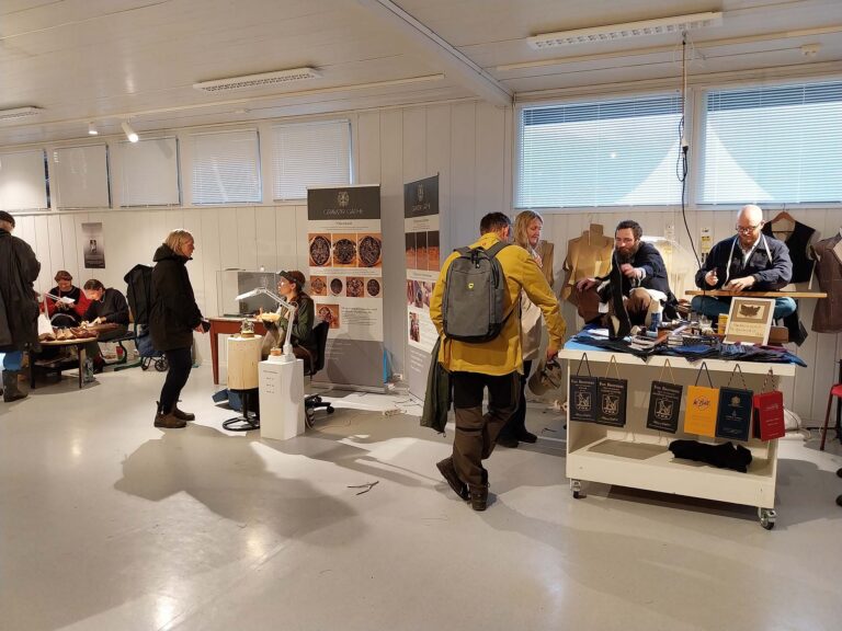 I Hall B kan du sjå handverkarar i arbeid, her frå Dyrsku’n i fjor. Skreddarane Anders Storøygard og Thorstein Sjursen (til høgre) kjem attende i år, og denne gongen vil dei demonstrere vending av eit plagg. Foto: Anna Katharina Garmeister